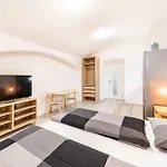 Borivojova 63 *